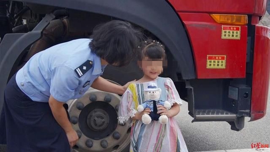 ↑眉山公安交警贈送小女孩“公安小熊玩偶” 唐文琪 攝