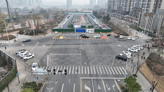 由于丹桂街处于施工阶段，不少车辆违规停放在与杜鹃街交界处十字路口
