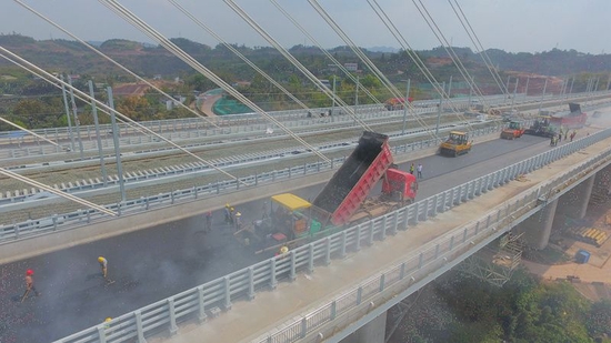 　大桥公路正在铺沥青