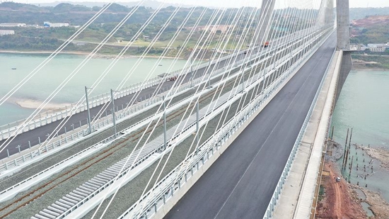 宜宾临港公铁两用长江大桥公路沥青路面摊铺完成