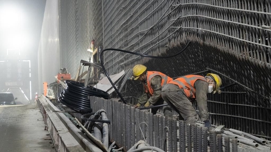 建设者奋战在双江口水电站施工一线。新华社记者杨进 摄