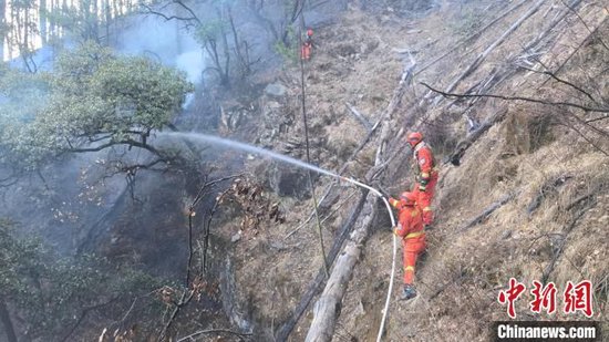 四川雅江森林火灾累计投入扑救力量2326人 转移安置群众5908人