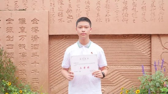 吴灏晨(初2022级)