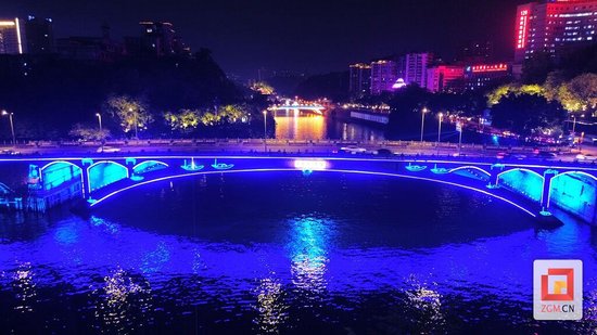 两岸的奇光幻影再现盐都奇韵 记者 曾涛 摄