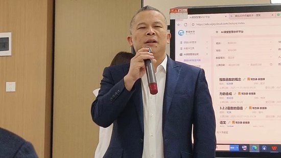 总结发言：石室成飞中学党总支书记 王东