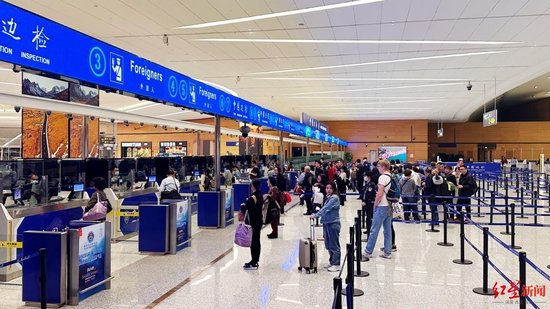 ▲（资料图）乘客在天府机场口岸排队通关候检