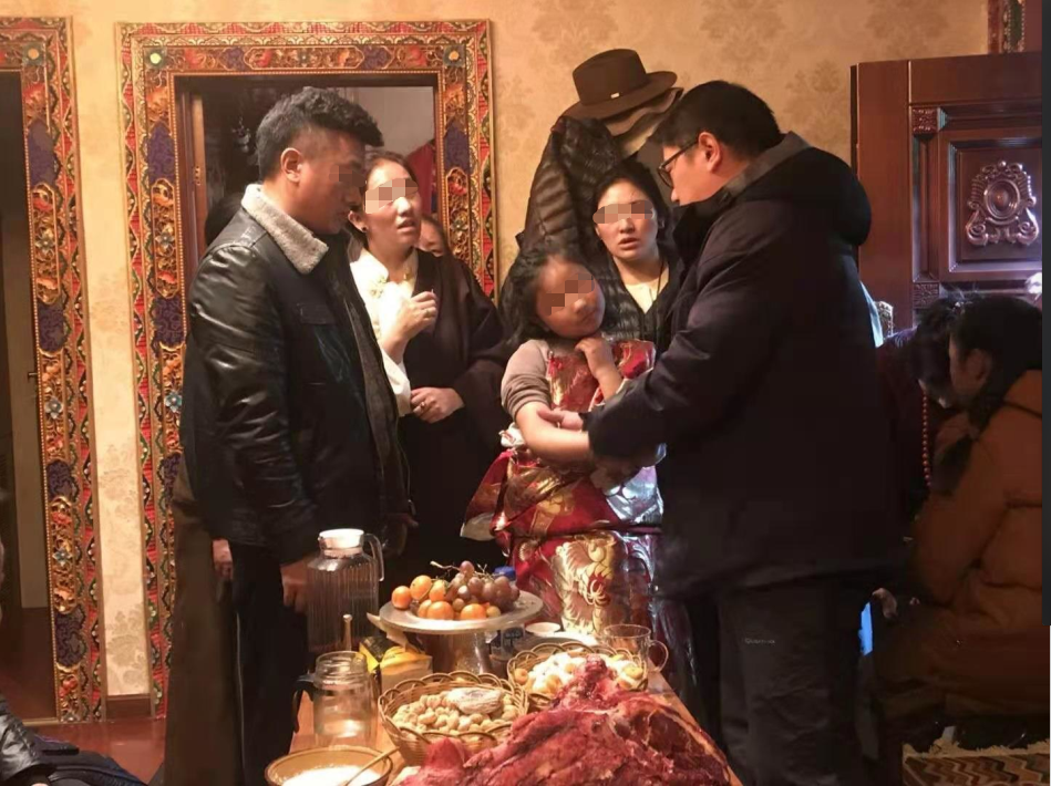 拉多一家為歐陽翔宇醫生獻上哈達并合影。受訪者供圖