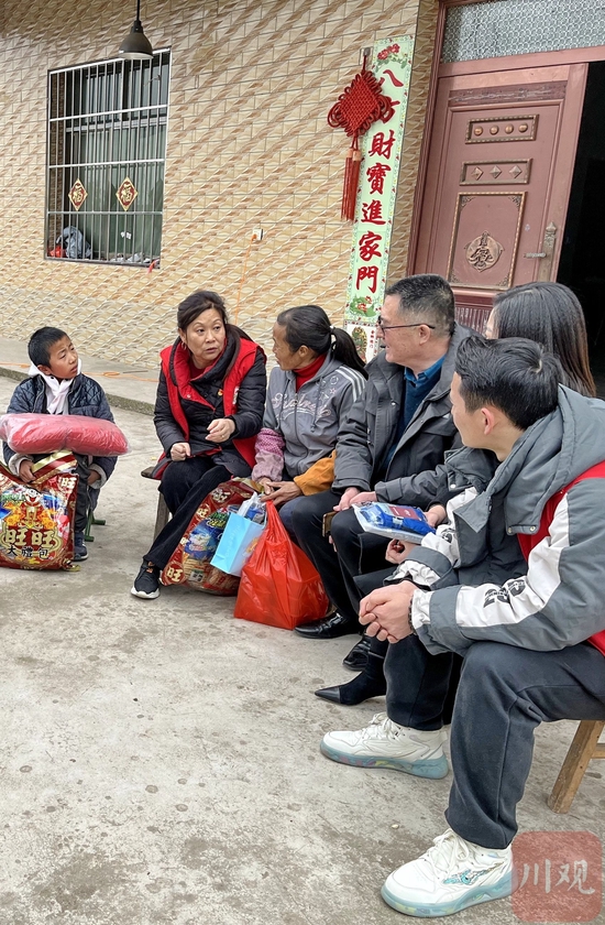 　　2023年1月7日，省人大代表刘春香（左二）来到德阳市中江县青市乡入户走访，了解留守儿童生活情况。