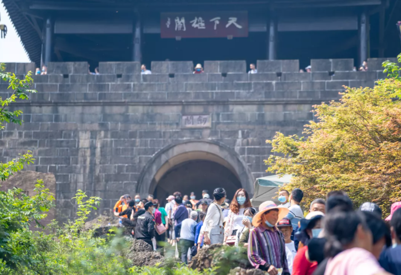 游客到剑门关景区打卡。(景区供图)