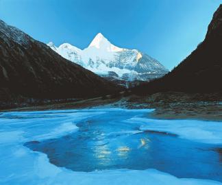 2000年1月，甘孜州稻城亚丁央迈勇雪山  王达军摄