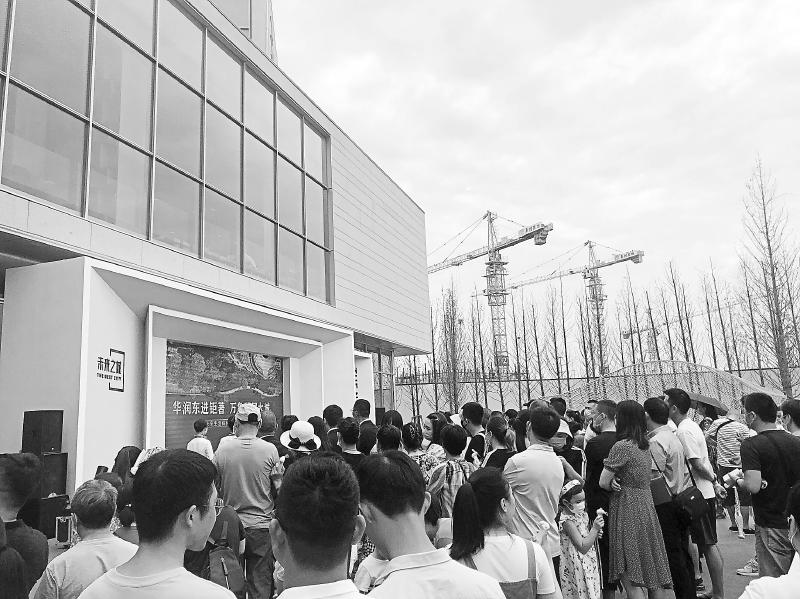 位于成都城东的一楼盘亮相现场。