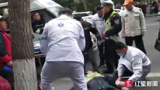 ↑被拖行的交警倒地不醒