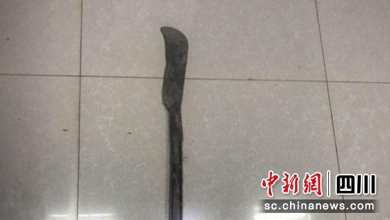 嫌疑人拿的弯刀。钟欣 摄