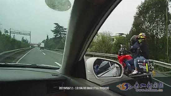摩托车载人高速路上狂奔 被交警“拿下”