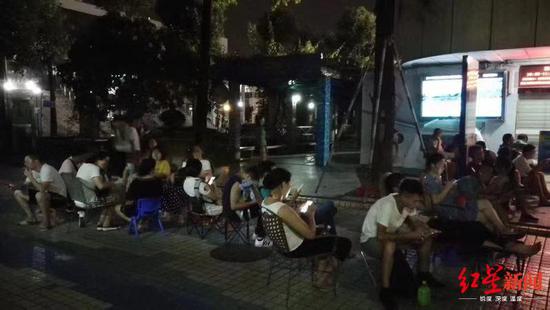 ↑报名现场家长通宵排队