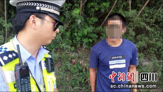 自贡一男子穿拖鞋驾驶货车被查处