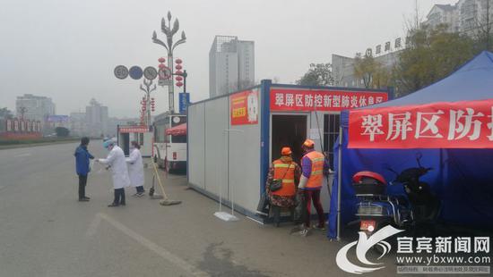 防疫檢測點取消,幾位工作人員和清潔工人正在打掃清理。記者 何東 攝