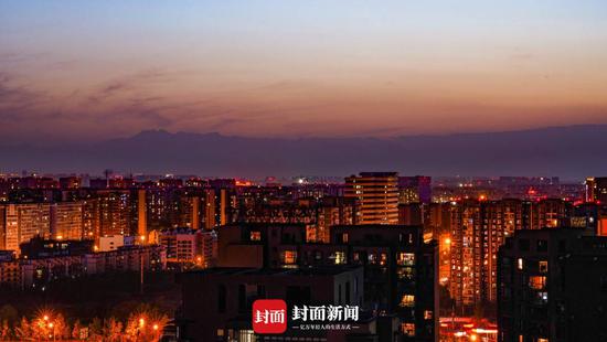 2020年5月17日,成都市區眺望趙公山一線山峰