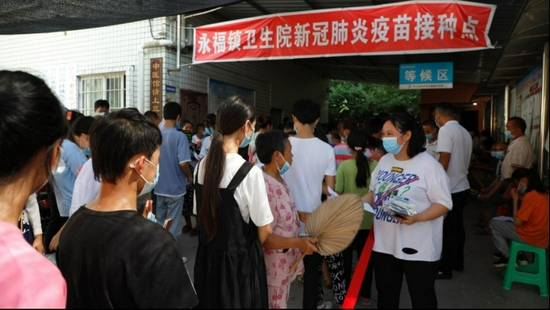 永福镇纪委融入式监督参与“12-17岁学生群体”疫苗接种工作