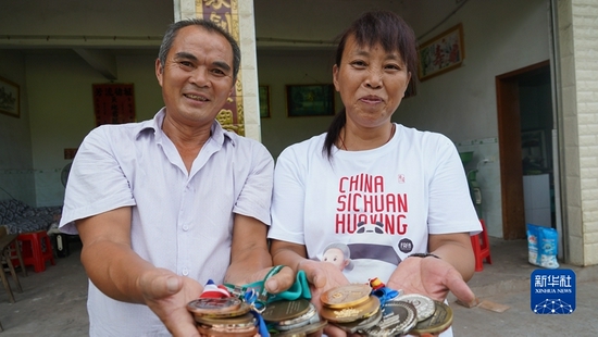 李豪父母自豪地拿出孩子多年间带回家中的奖牌。新华社记者 杨进 摄