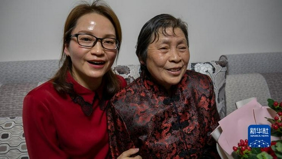 發(fā)射成功后,母親劉紹林和姐姐葉亞丹終于露出了笑容。(新華社記者薛晨 攝)