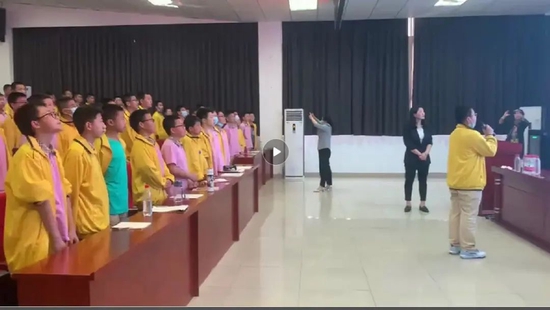 同学们一起发出青春的誓言