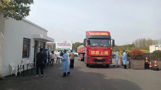 车队抵达上海市浦东新区浦商曹路保供大仓。