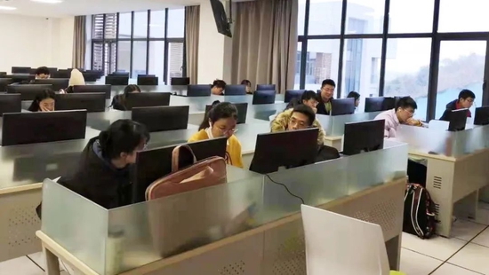 学生参加“美国大学生数学建模竞赛”比赛现场