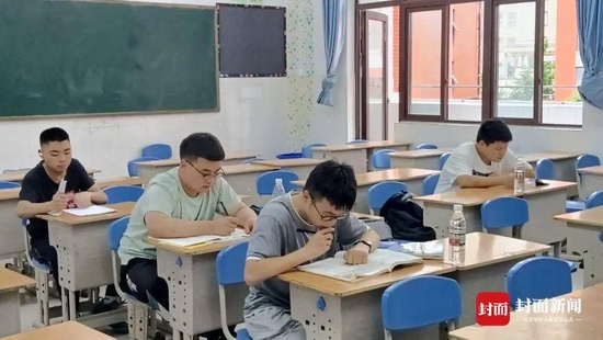 高考学生在教室自习