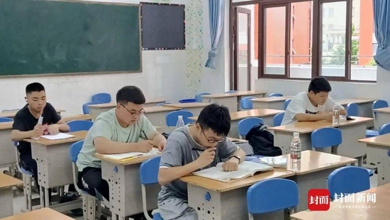 高考學生在教室自習
