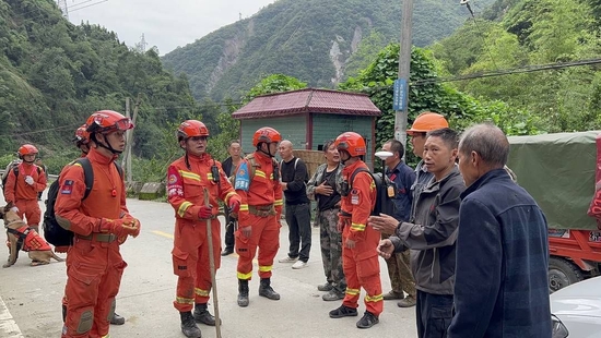 张永强和救援队伍正向当地老乡了解情况