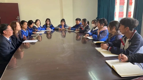 开展“家庭教育”讲座及学生座谈