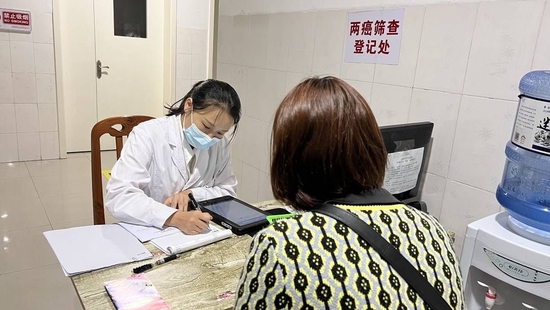 米易县妇幼保健院医务人员通过信息系统为患者进行“两癌”筛查登记
