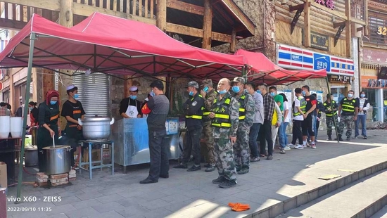 張奴合在震中的拉面攤
