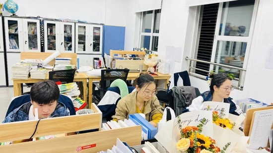 图 | 透亮的办公室灯光衬着窗外的漆黑夜色