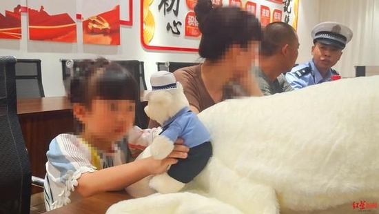 ↑小雨點拿著“交警小熊玩偶” 蔣麟 攝