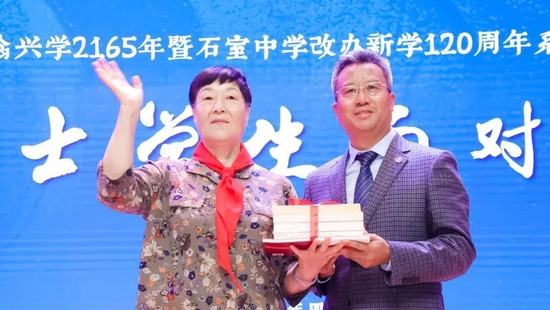 候萍梅秘书长讲话并代表院士、专家向学校赠书