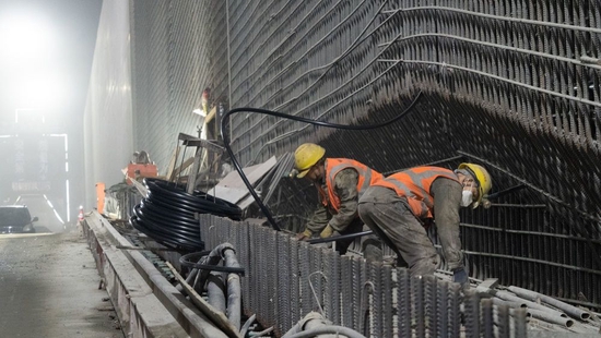▲建设者奋战在双江口水电站施工一线。
