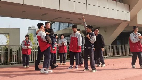 阿坝哥拥抱目标