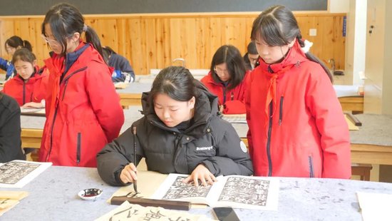 王兴国教授带领书法专业学生走进师上学校书法课堂并现场指导学生临帖
