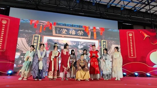 五班《刘姥姥进大观园》
