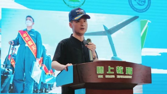 西部战区空军招飞专家组组长、空军大校侯峰介绍航空特色学校发展项目。