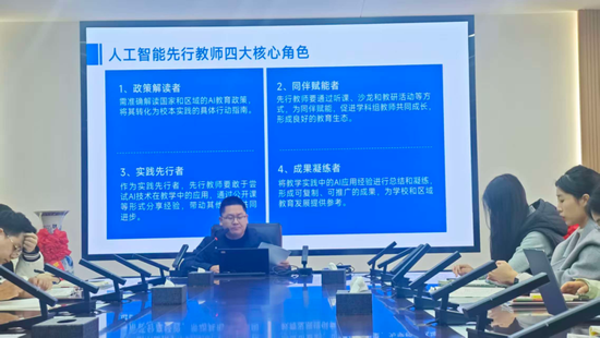 启动会主持人：杨朝波