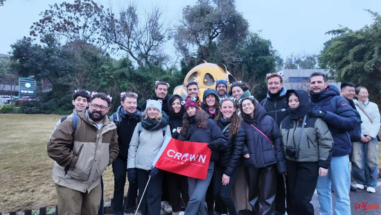 ▲意大利游客在熊猫基地合影