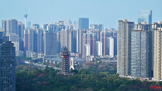 ▲古色古香的九天楼与成都城市建筑融为一体