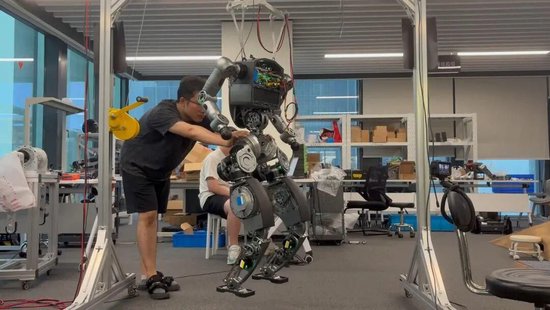 ▲程序员正在调试“天行者2号”机器人