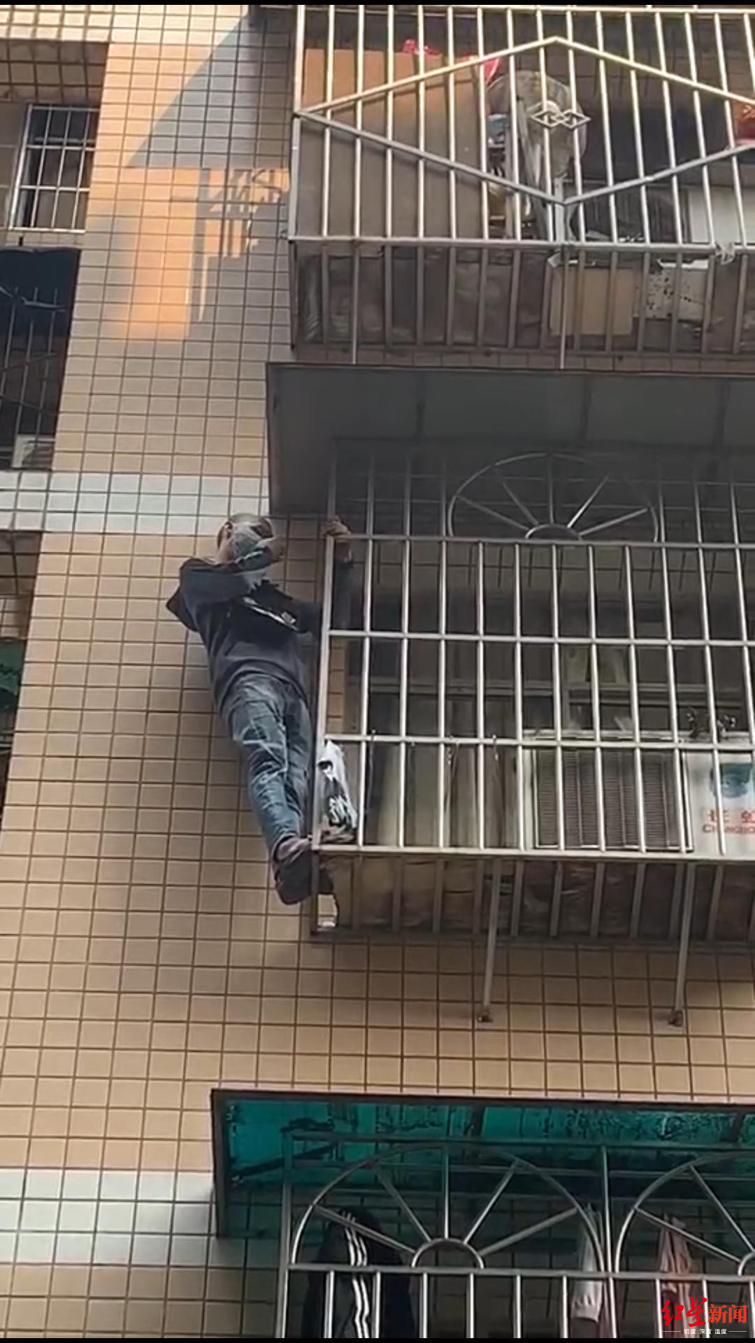 宋某悬身四楼窗外 警方供图