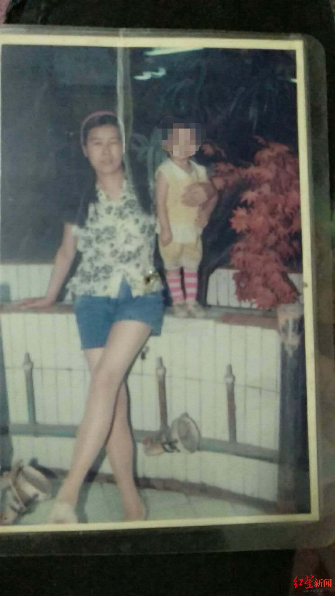 ↑小依與母親王某的合影
