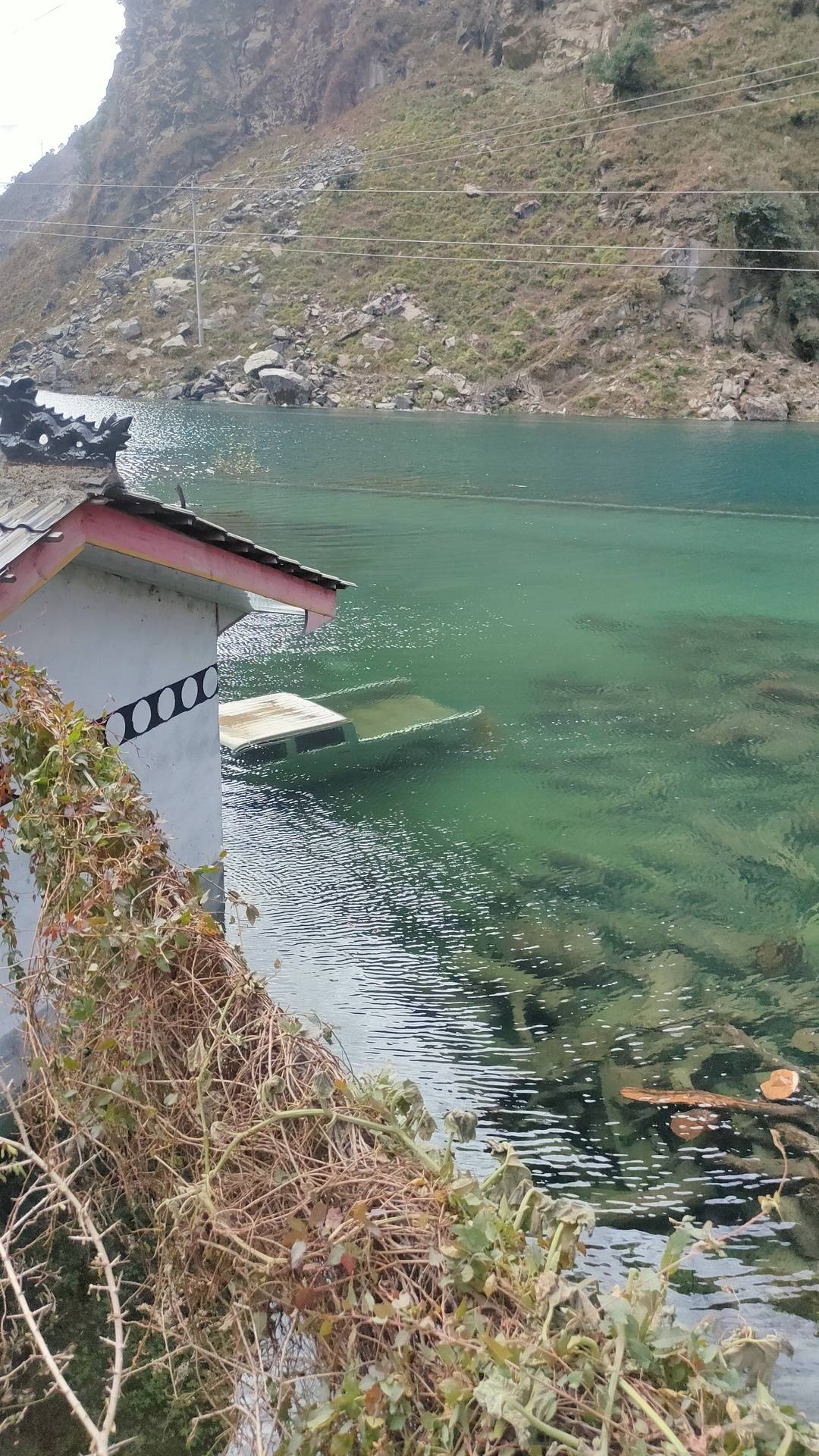 被堰塞湖淹没的房屋及车辆