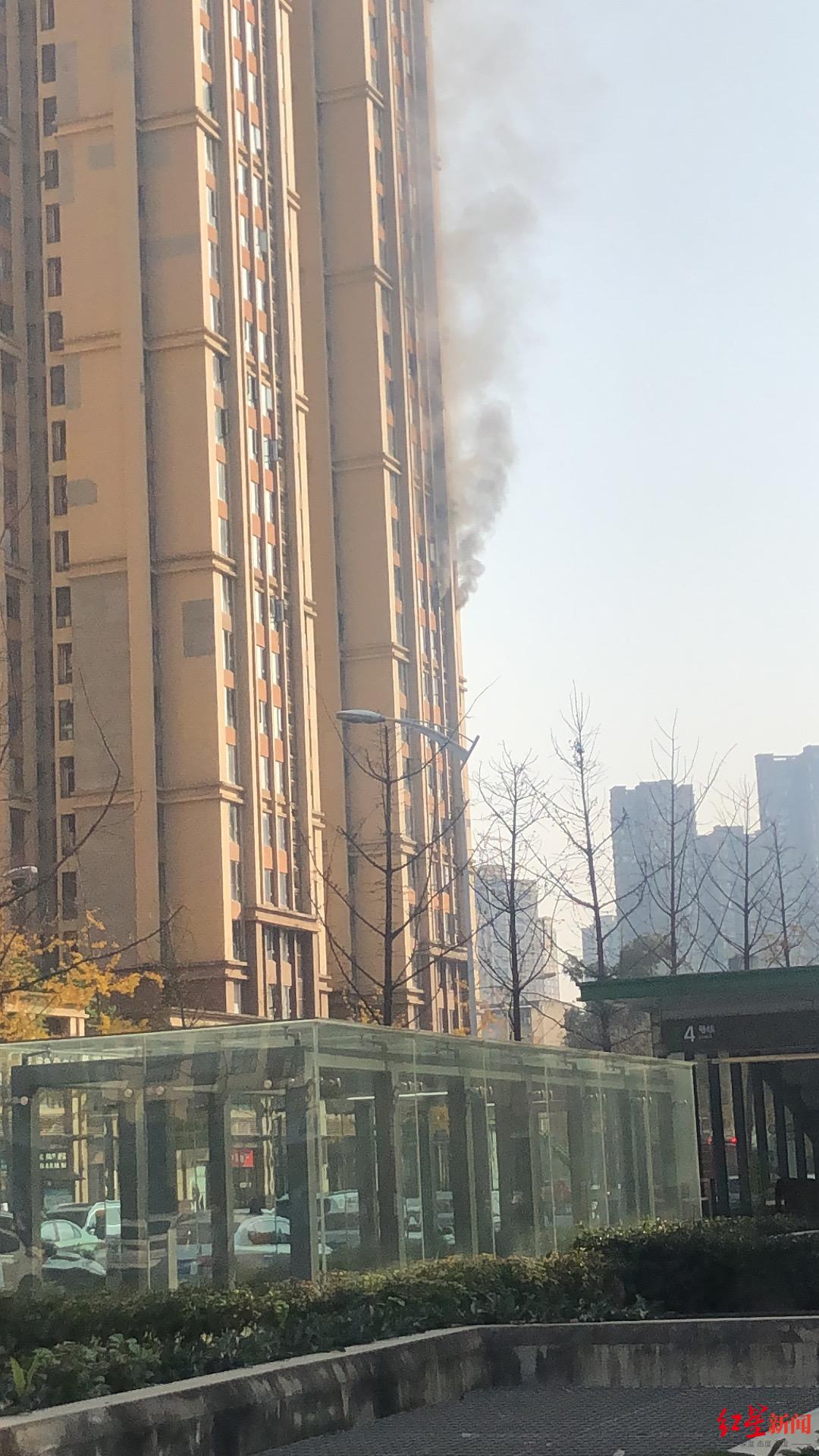 ↑樓棟冒出黑煙。圖據受訪者